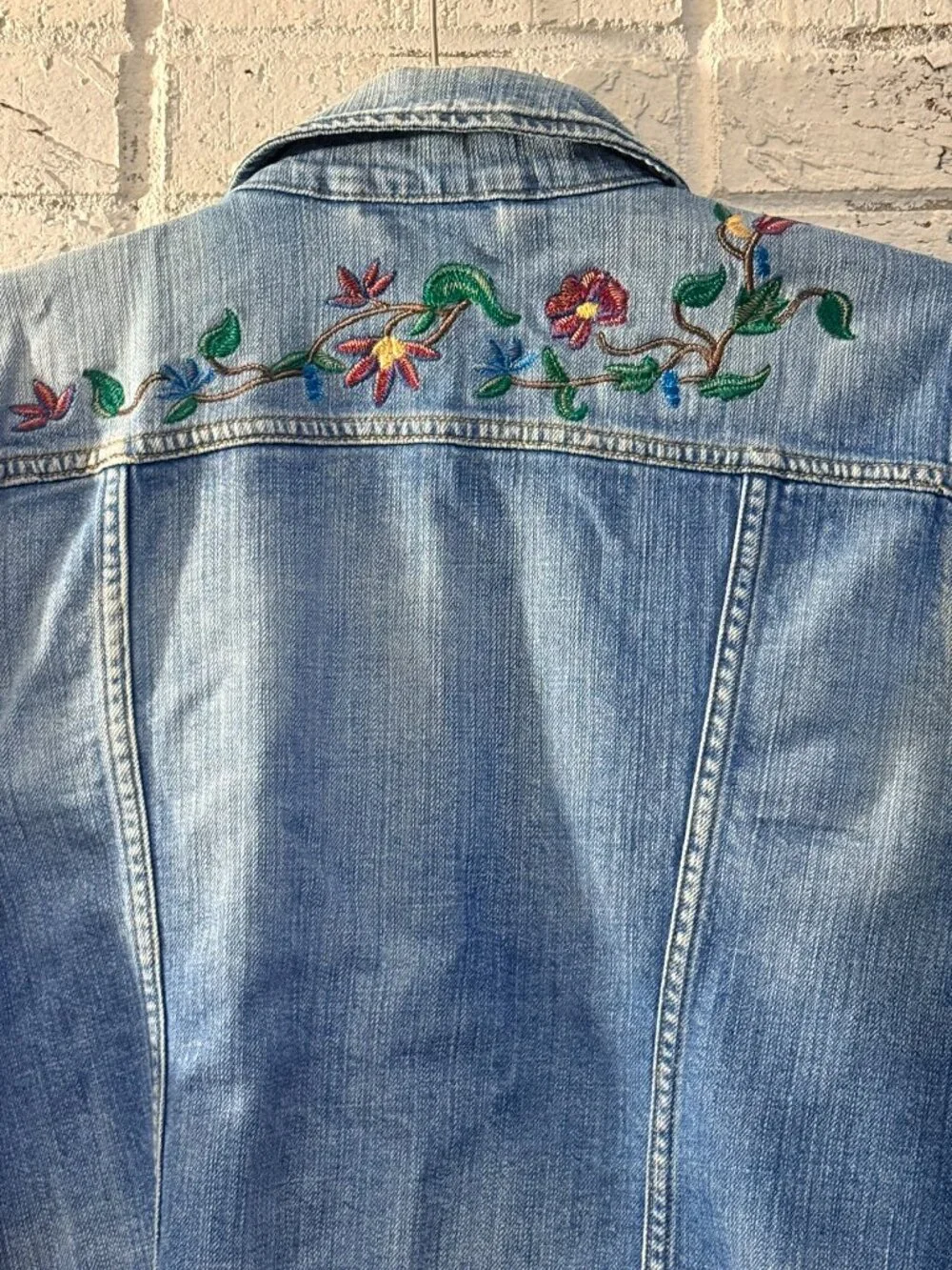 Levi’s Womens XL Embroidered Floral Denim Trucker Jacket Blue Jean Boho